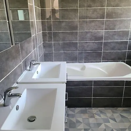 Maison Pour 11 Personnes Max Tv Dans Les 4chambres Brest